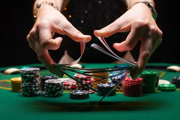 baraja-cartas-de-póquer-en-un-casino